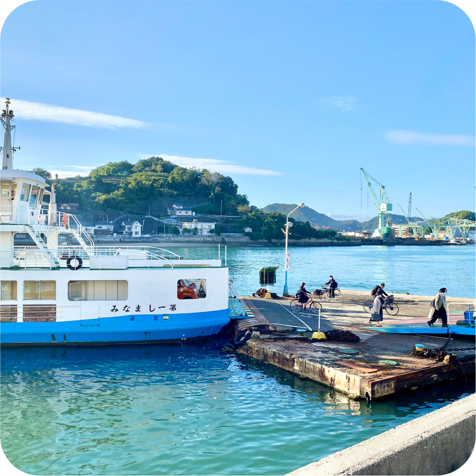 写真:海辺にフェリーが止まっています